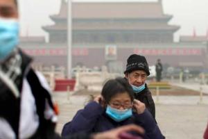 Из-за накрывшего Пекин смога в городе объявлен "красный" уровень опасности