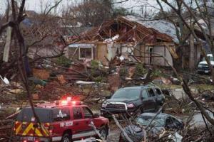 Последствия разрушительного торнадо в США: разрушенные дома, затопленные города, жертвы среди людей