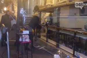 В центре Одессы разозленная владелица кафе размахивала топором. Видео