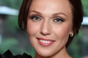 Певица Альбина Джанабаева покорила поклонников сексуальным образом