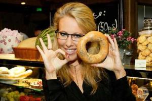 В благотворительном интернет-аукционе за ужин с Ксенией Собчак уже предлагают 2,5 тысяч долларов