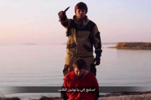 Боевики "ИГ" в Ираке сняли на видео казнь российского "агента ФСБ" (21+)