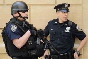 В Нью-Йорке при попытке ограбления тяжело ранен посетитель торгового центра