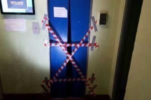 Фатальная прогулка: В Москве на глазах у матери неисправный лифт убил 10-месячного малыша