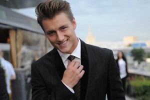 Актер Алексей Воробьев показал поклонникам снимки со съемок шоу "Холостяк"