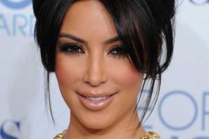 Поклонники Ким Кардашьян бурно обсуждают внешность теледивы до пластики