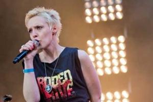 Вышла из комы певица, получившая шесть пулевых ранений во время теракта в Париже - СМИ