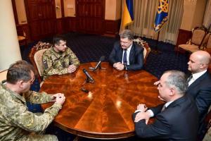 Порошенко встретился с освобожденным "киборгом" с позывным "Рахман"