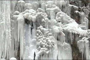 В Китай съезжаются туристы, чтобы увидеть стометровый ледяной водопад 