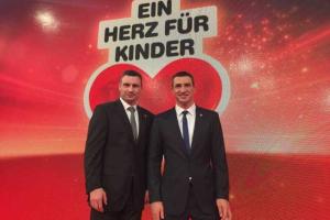 В Берлине братья Кличко приняли участие в благотворительном телемарафоне "Сердце детям"