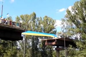 Продолжается восстановление взорванного моста через реку между Лисичанском и Северодонецком