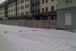 В центре Луганска ресторан "Мафия", где питаются боевики, обнесли глухим забором