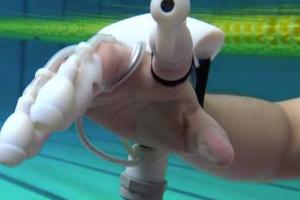 Японские исследователи создали перчатку, чувствующую объекты на расстоянии