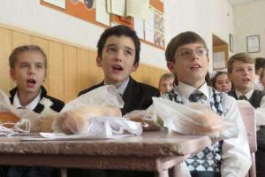 Жители оккупированной Макеевки в шоке: детям вместо новогодних подарков раздали батоны