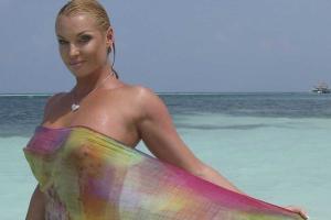 Балерина Волочкова показала спортивную разминку на пляже роскошного курорта