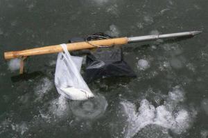 На Винничине спасатели-водолазы ищут рыбака, провалившегося под лед