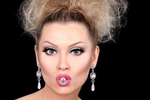 Светская львица Лена Ленина поразила поклонников шикарной прической с бриллиантами