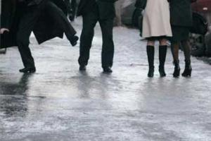 В Мариуполе растет количество уличных травм: люди на льду ломают руки, ноги, разбивают головы