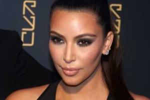 Светская львица Ким Кардашьян впервые после родов показала фигуру в купальнике