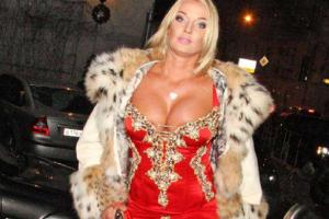 Дочь Анастасии Волочковой критикует звездную маму за откровенные наряды 