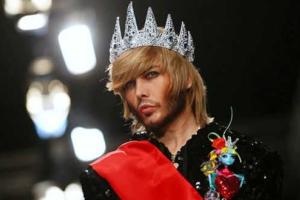 Эпатажный стилист Сергей Зверев сверкнул обнаженным торсом