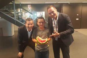 В Австралии мальчик, который съел целый арбуз с кожурой, стал героем Сети