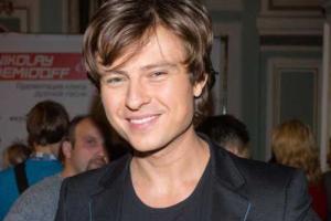 Певец Прохор Шаляпин разделся для оригинального фото со снеговиком