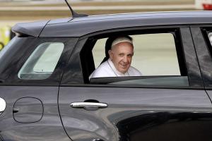 В США на аукционе продан автомобиль Папы Римского Франциска