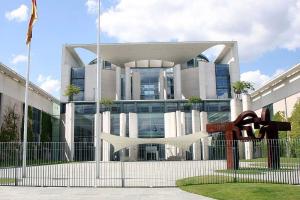 В Германии переполох: в здании ведомства Меркель изучают подозрительные посылки