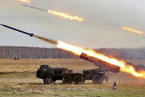 На Донецком направлении боевики активно маскируют тяжелую технику: подтянуты танки, "Грады", "Гвоздики"