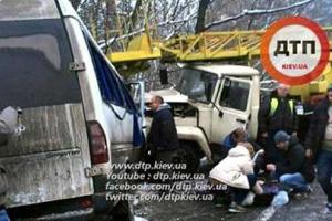Масштабное ДТП в Киеве: полная маршрутка влетела в грузовик