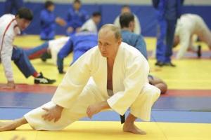 Путин в Сочи провел спарринг-бой по дзюдо с девушкой и вручил российский паспорт тренеру-итальянцу