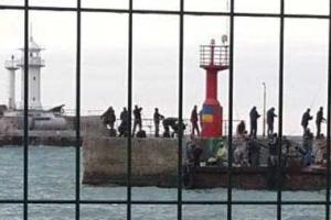 В Ялте крымские патриоты нарисовали на маяке флаг Украины