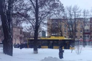 Из-за снегопада по улицам Полтавы троллейбус передвигался при помощи пассажиров
