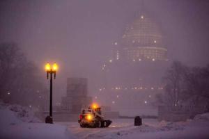 Снежная буря накрыла США: в 10 штатах объявлено чрезвычайное положение 