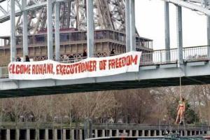 В Париже активистки "Femen" устроили Президенту Ирана "теплую" встречу