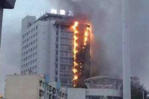 Многоэтажный отель горит в китайском городе Сичан