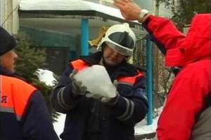 В Москве сорвавшаяся с крыши глыба льда упала на голову прохожего
