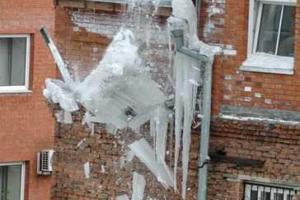 В Москве на элитный "Ягуар" известного дизайнера рухнула огромная глыба льда