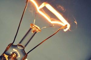 В городе Саки неизвестный на автомобиле сбил опору электропередач, оставив людей без света