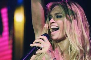 Вера Брежнева отдыхает с дочерью Сарой на берегу океана