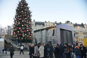 Жители Киева и гости столицы попрощались с главной елкой Украины