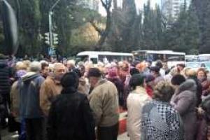 Российские пенсионеры начинают бунтовать: в Сочи перекрывали центральную улицу города