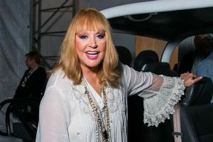 Поклонники Аллы Пугачевой в восторге от новой стрижки и стройных ног певицы