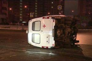 В российской столице на одном из перекрестков произошло ДТП с участием трех легковушек и "скорой"