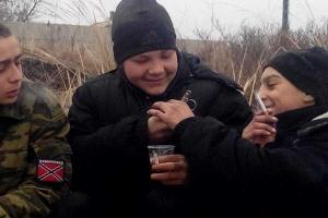  В Сеть попали снимки подростков из "ДНР": юные "захаровцы" балуются пивом, сигаретами и гранатой
