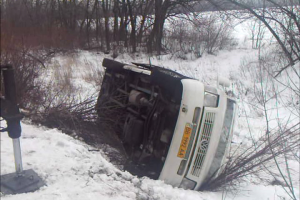 Пассажирский автобус из Луганска перевернулся на трассе по дороге в "ДНР": есть жертвы