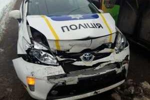 В Харькове полицейская "Toyota" на скользкой дороге "поцеловала" троллейбус