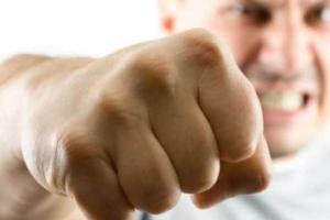 В Луганске разъяренные жители избили пьяного инспектора госохраны "ЛНР" и его друзей, прибывших на подмогу