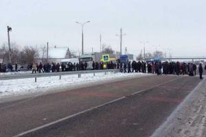 На Днепропетровщине жители в знак протеста перекрыли трассу на Донецк